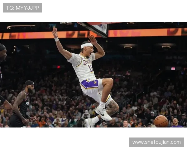 詹姆斯热身舞蹈助攻海斯空接扣篮